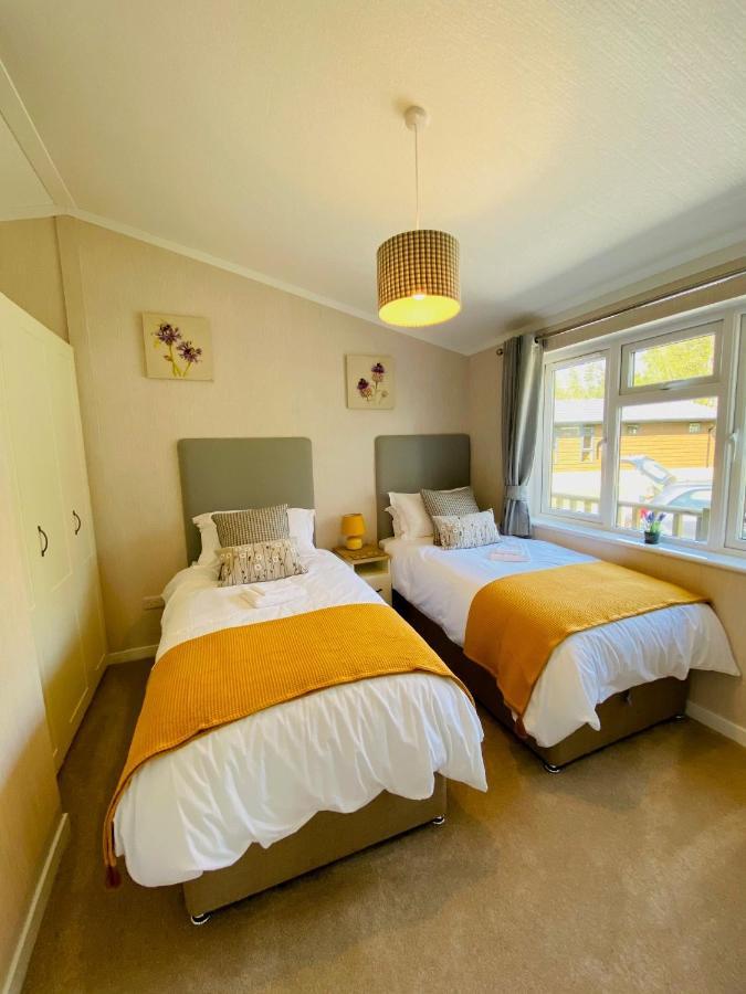 Hollicarrs - Wildflower Lodge York Bagian luar foto