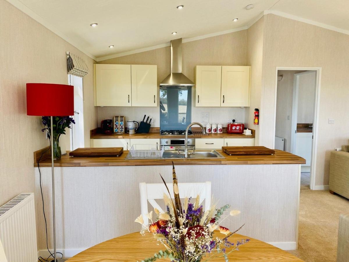Hollicarrs - Wildflower Lodge York Bagian luar foto