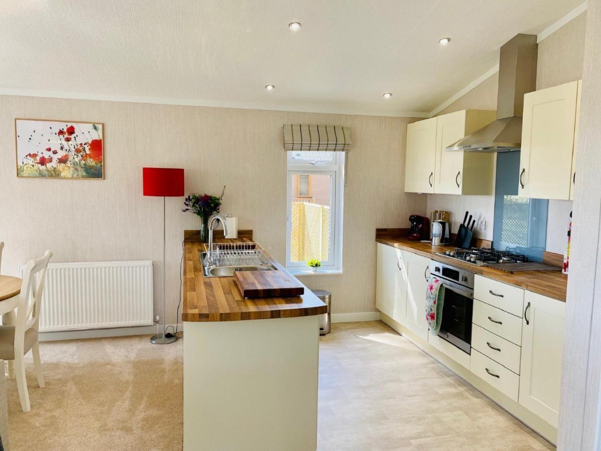Hollicarrs - Wildflower Lodge York Bagian luar foto