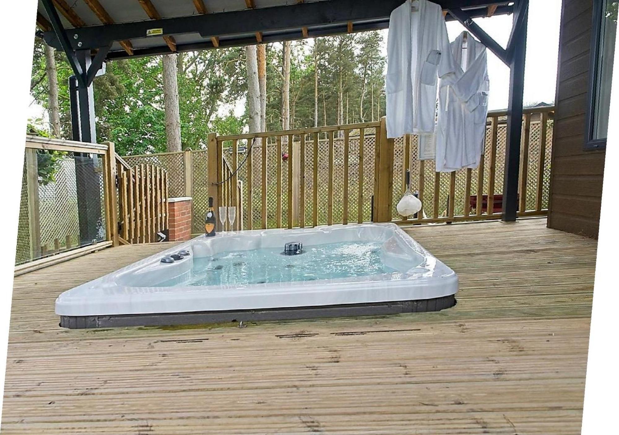 Hollicarrs - Wildflower Lodge York Bagian luar foto